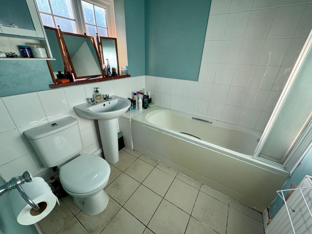 Lot: 83 - A PAIR OF SEMI-DETACHED COTTAGES IN POPULAR LOCATION AND LAND EXTENDING TO APPROX. 1.3 ACRES IN TOTAL - No 2 Bathroom